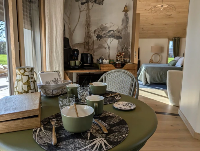 À l’entrée de la chambre, un petit espace privatif est aménagé pour les hôtes. Le petit-déjeuner continental y est servi chaque matin, avec une attention particulière portée aux produits faits maison et locaux. Vous y trouverez également à votre disposition : micro-ondes, mini réfrigérateur, cafetière à dosettes, bouilloire, thé et café. 
