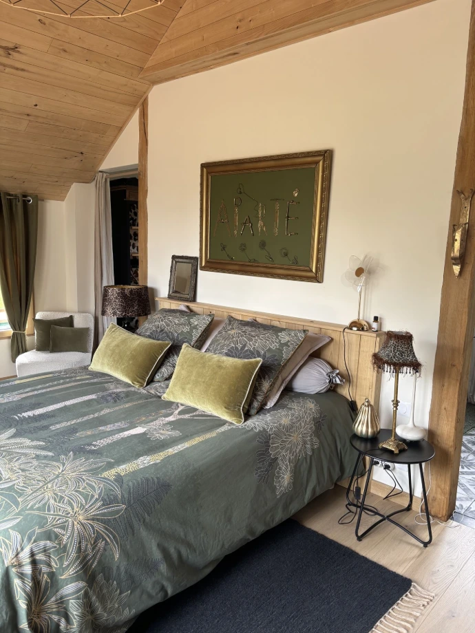 La chambre, spacieuse et lumineuse, dispose d’un confortable lit double (160 × 200) et d’un dressing. La décoration, soigneusement pensée, associe matières naturelles, bois chaleureux et touches contemporaines pour créer une atmosphère cosy et élégante.