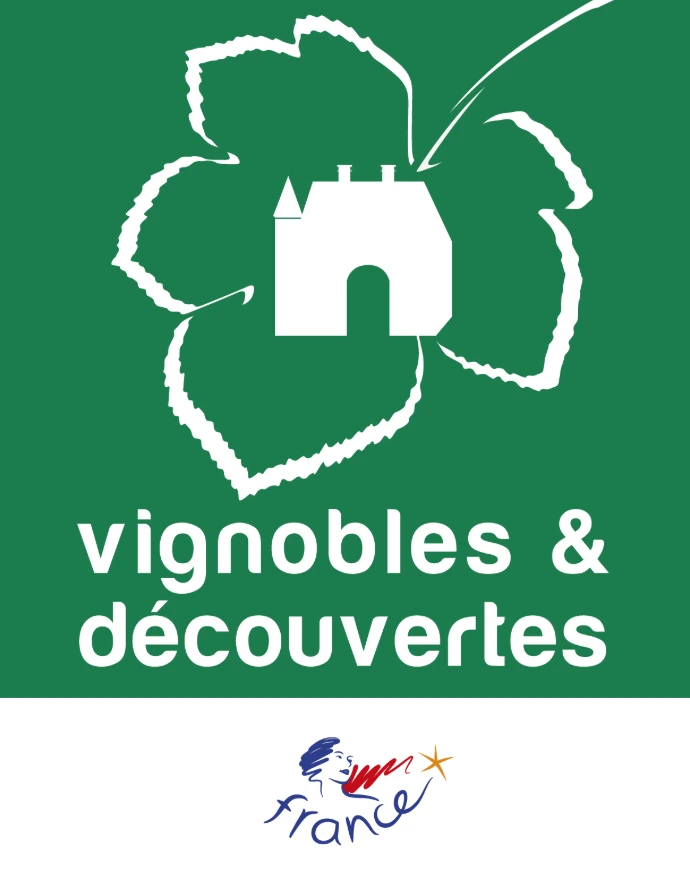 Vignobles &amp; Découvertes valorise les destinations œnotouristiques de qualité.   Située au cœur d’un territoire viticole reconnu, notre chambre d’hôtes vous invite à découvrir les richesses du vignoble local, entre dégustations, patrimoine et art de vivre.   Passionnés par notre région, nous aurons plaisir à vous conseiller nos caves préférées, les domaines à découvrir, ainsi que les plus belles escapades entre Loire et vignobles pour vivre une expérience authentique et conviviale.