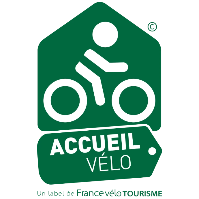 Accueil Vélo garantit un accueil adapté aux cyclotouristes.   Nous mettons à votre disposition un local vélo sécurisé ainsi que les équipements et services nécessaires pour voyager sereinement et profiter pleinement de vos étapes à vélo.  Nous partageons également avec plaisir nos conseils ainsi qu’une documentation dédiée aux itinéraires et balades à vélo, afin de vous aider à découvrir la région dans les meilleures conditions.