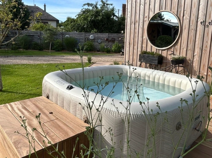 De juin à mi-septembre, vous pourrez profiter d’un spa Intex, parfait pour un moment de détente après une journée de balade ou de travail.  Des transats ainsi que des peignoirs sont également mis à votre disposition pour prolonger ce moment de relaxation dans les meilleures conditions.