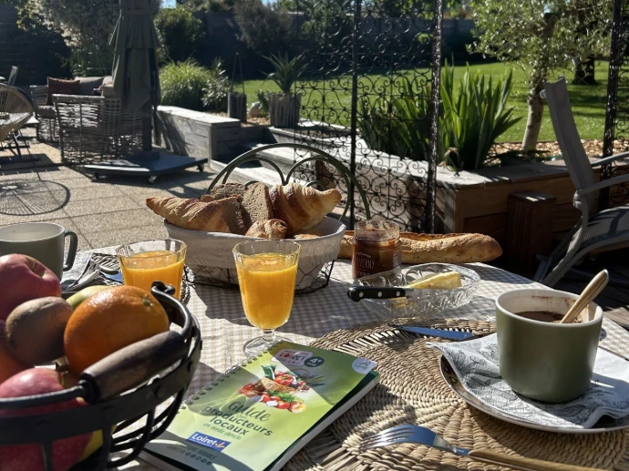 Nous avons le plaisir de vous proposer chaque matin un petit-déjeuner soigneusement préparé, mettant à l’honneur des produits de qualité, sélectionnés avec attention.