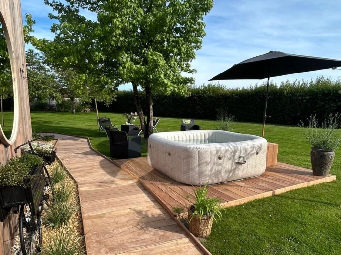 De juin à mi-septembre, vous pourrez profiter d’un spa Intex, parfait pour un moment de détente après une journée de balade ou de travail.  Des transats ainsi que des peignoirs sont également mis à votre disposition pour prolonger ce moment de relaxation dans les meilleures conditions.