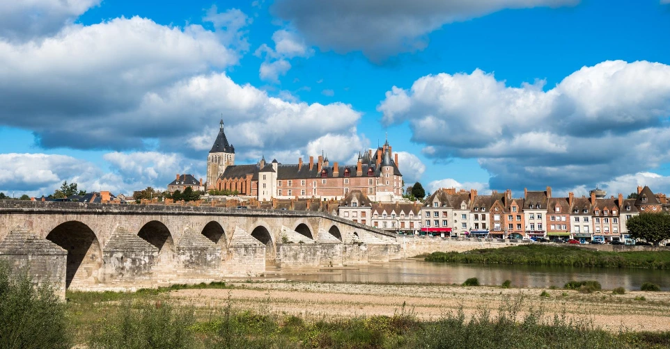 Gien – Centre-ville et quais de Loire